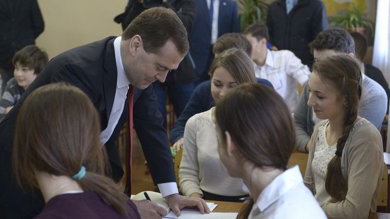 Ruský premiér Dmitrij Medvěděv se podepisuje studentkám střední školy v Simferopolu. 