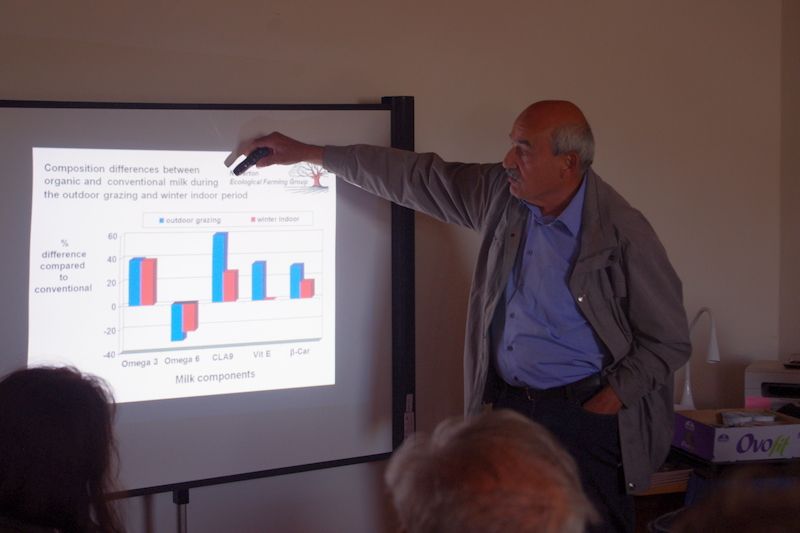Poradce pro ekologické zemědělství Roman Rozsypal vysvětluje přímo na farmě v Příchovicích rozdíly mezi konvenčním mlékem a biomlékem.