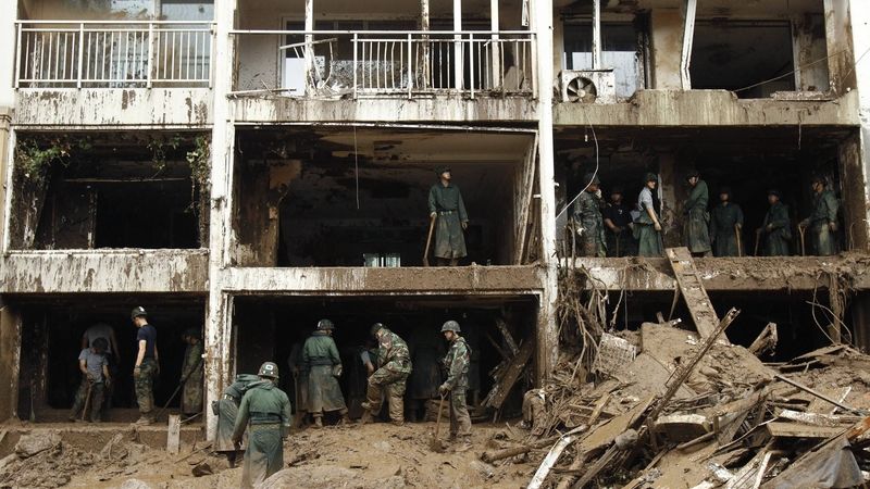Jihokorejští vojáci zasahují v Soulu u domu, který poškodil sesuv půdy. 