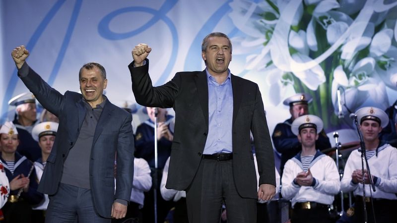 Krymský premiér Sergej Aksjonov (uprostřed) oslavuje předběžné výsledky referenda