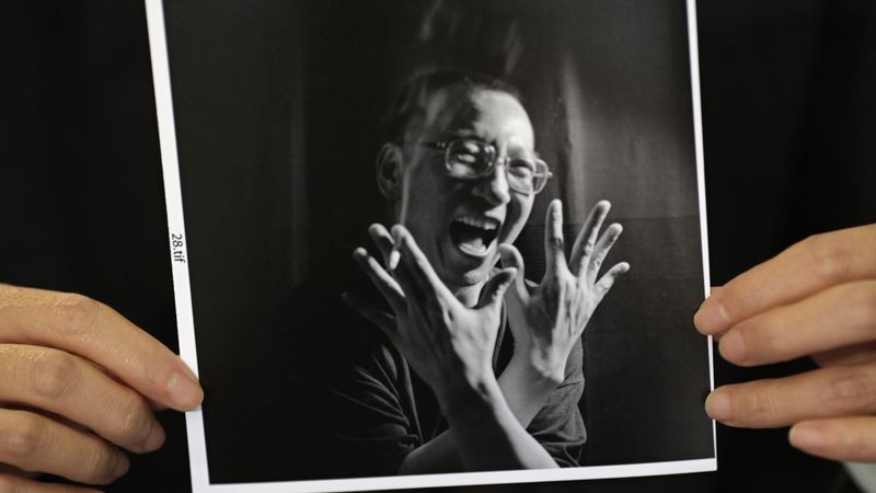 Fotografie vězněného čínského disidenta Liou Siao-poa, kterou drží jeho manželka.