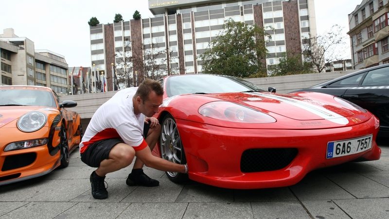 V Praze dnes odstartoval druhý ročník neoficiálního závodu luxusních vozů Diamond Race, který je českou obdobou milionářského závodu Gumball 3000. Na snímku je vůz Ferrari.