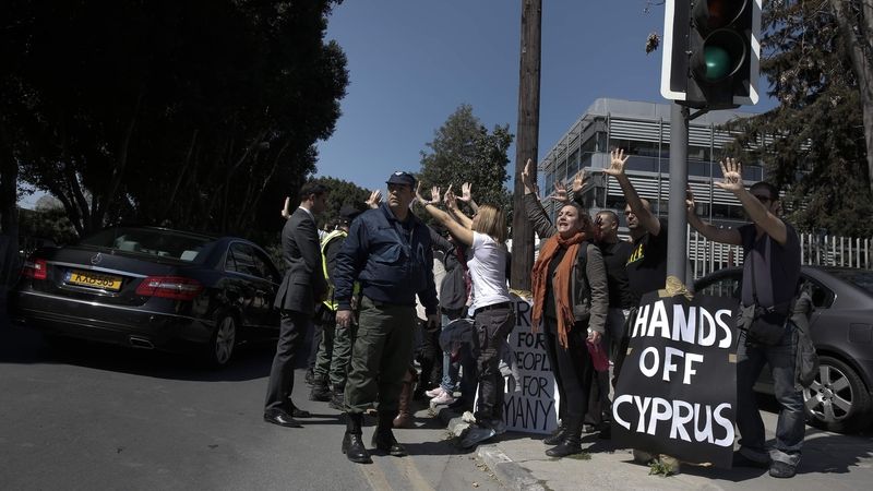 Skupina kyperských demonstrantů vyjadřuje svůj nesouhlas s podmínkami mezinárodní pomoci.