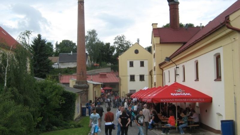 Jakmile se otevřely brány pivovaru v Dobrušce, zaplnili nádvoří návštěvníci. 