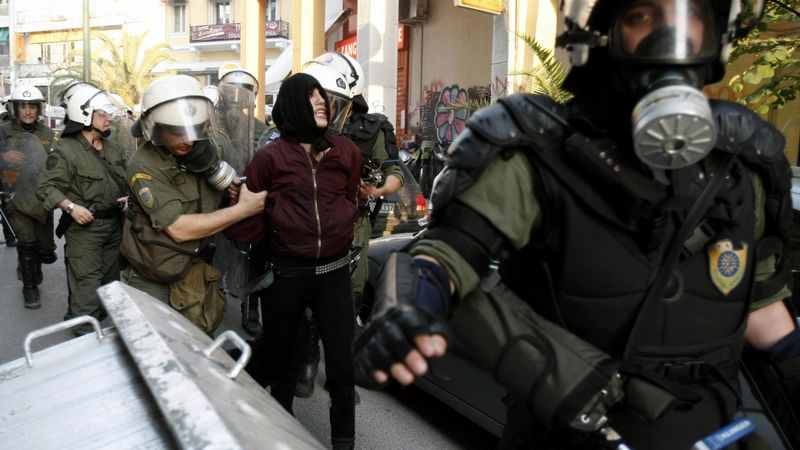 Řečtí policisté museli zasahovat proti neonacistů a anarchistům, kteří se střetli v ulicích Atén.