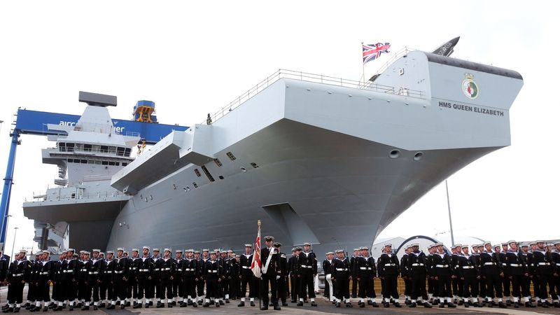 Královské námořnictvo nastoupené před lodí HMS Queen Elizabeth