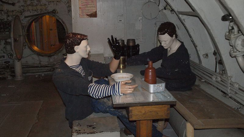 Figuríny v jídelně ruské ponorky U 359