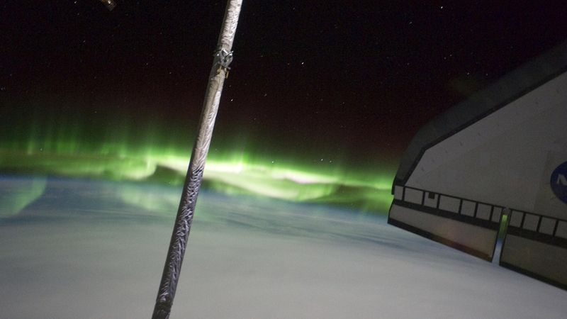 Polární záře, jak ji vyfotili astronauti z Atlantisu.