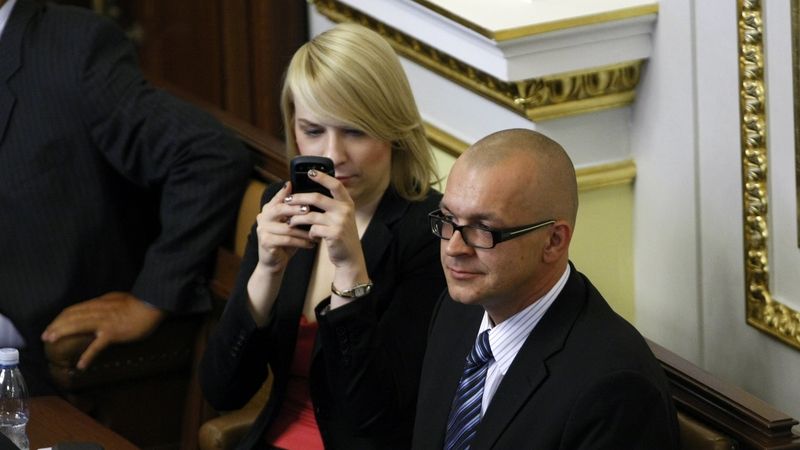 Hlasování o rozpuštění sněmovny. Na snímku Kristýna Kočí a Jaroslav Škárka