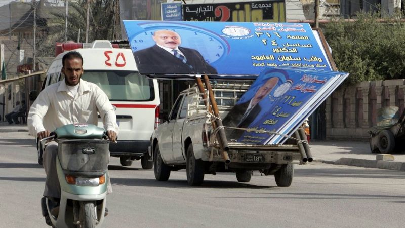 V Basře vezou volební billboardy.