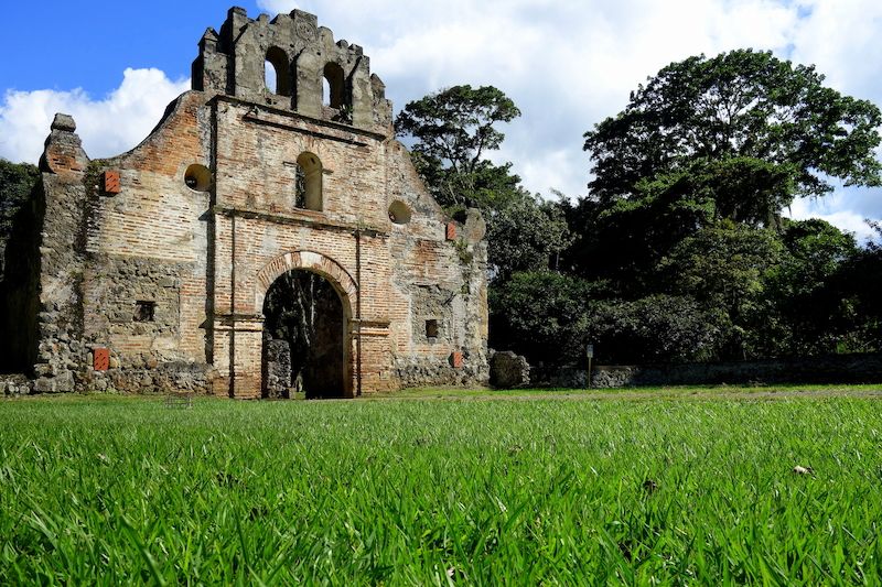V Ujarrás můžete navštívit ruiny jednoho z nejstarších kostarických kostelů ze 16. století.