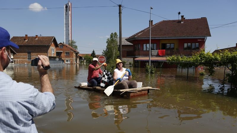 Obyvatelé bosenské vesnice Domaljevac museli překonávat vodu z rozlité Sávy. 