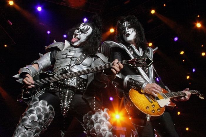 Členové skupiny Kiss baskytarista Gene Simmons a sólový kytarista Tommy Thayer na pražském koncertu skupiny