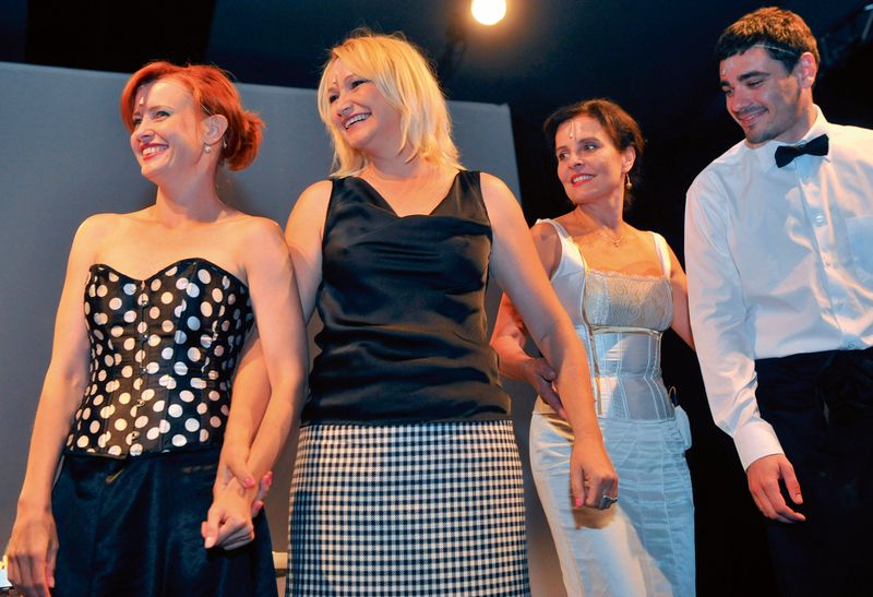 Zleva Jitka Schneiderová, Anna Šišková, Jana Krausová a Vojtěch Kotek po premiéře komedie Ženy přežijí (Divadlo DVA, 2013)