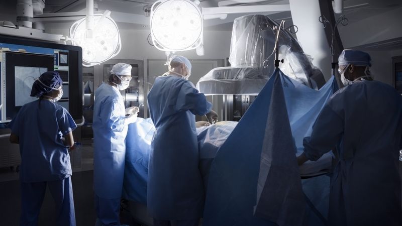 Ruští lékaři dokončili operaci srdce i při požáru