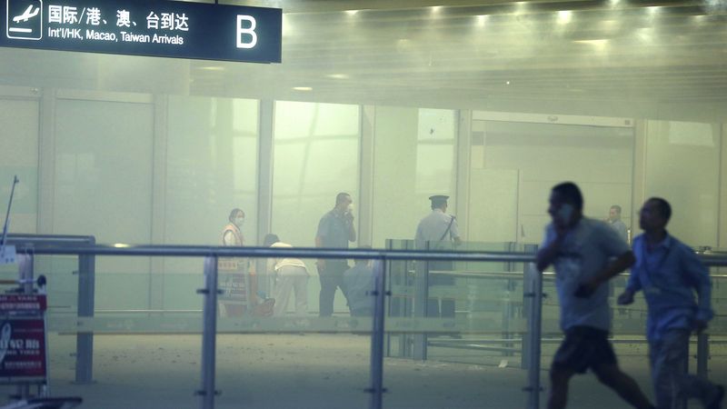 Zdravotníci a policisté na pekingském letišti po výbuchu v terminálové hale č. 3