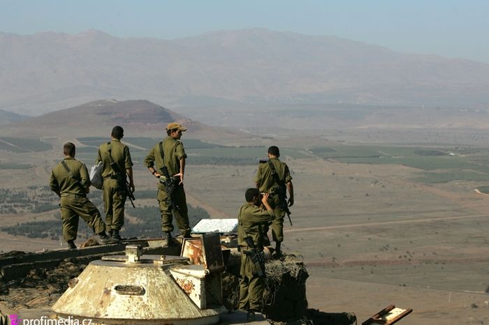 Izraelští vojáci hledí k Sýrii z Golanských výšin, který dobyli před více než čtyřiceti lety.