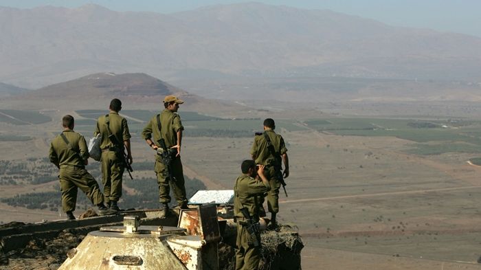 Izraelští vojáci hledí k Sýrii z Golanských výšin, které dobyli před více než čtyřiceti lety.