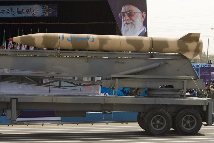 Íránská raketa Zelzal 1 na přehlídce