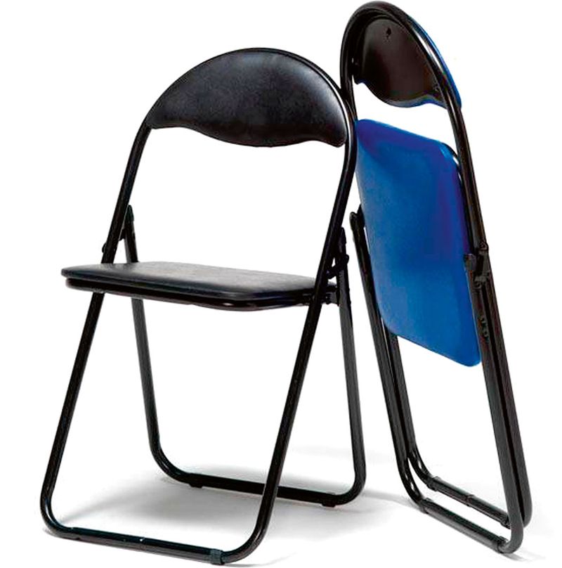 Lehká skládací židle s čalouněným sedákem a opěradlem. Černá lakovaná konstrukce. Šířka sedáku 38 cm, hloubka 39 cm, výška od země 46 cm. Cena od 305 Kč.
