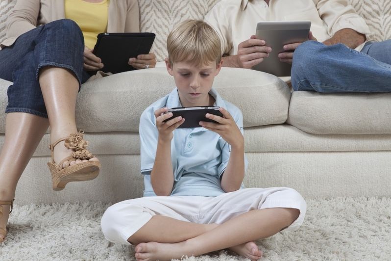 Stále častější obraz moderní doby, místo sportování a hraní venku děti tráví volný čas hraním na herních konzolích či počítači. 
