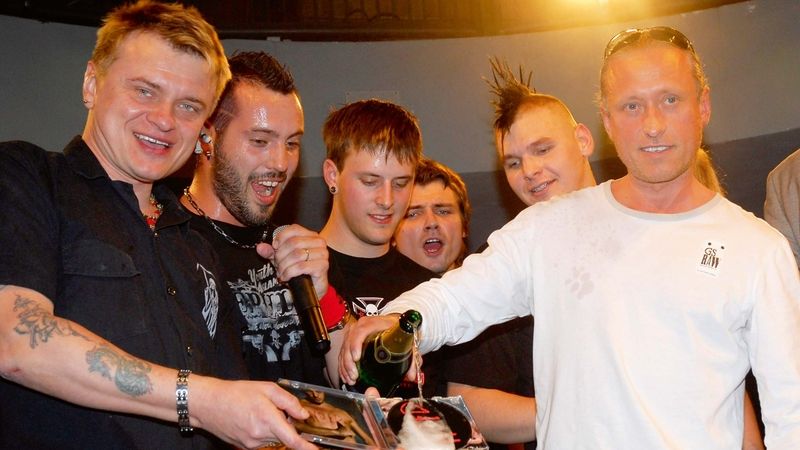Kamil Střihavka (vpravo) je vinař a šampaňským proto bravurně pokřtil CD svého kamaráda Václava Noida (druhý zleva). Asistoval mu přitom Vilém Čok (zcela vlevo)