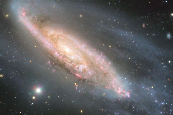 BEZ KOMENTÁŘE: Detailní pohled na spirální galaxii NGC 3981
