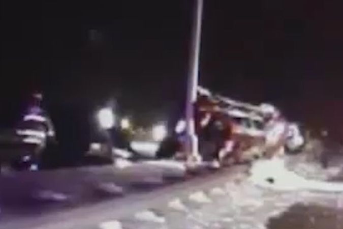 BEZ KOMENTÁŘE: Hasiče při zásahu srazilo auto, letěl osm metrů