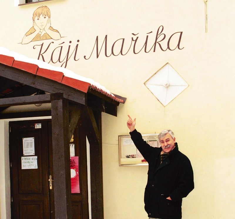Před restaurací U Káji Maříka v Mníšku pod Brdy se každým rokem koná vinařský festival a Jan Rosák je jeho prezidentem