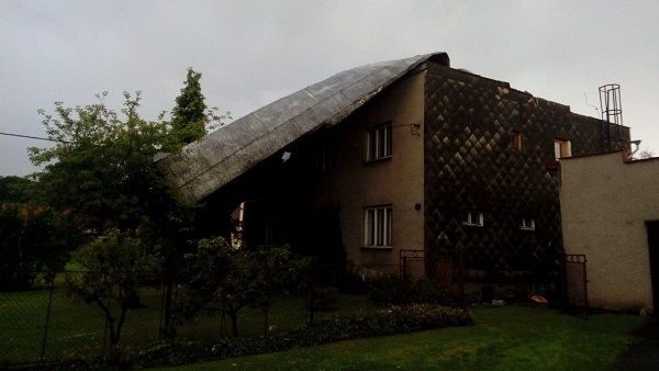 Vítr strhnul střechu rodinného domu, na místě zasahovali hasiči.