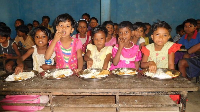 Chudé děti v Indii mají k jídlu hlavně rýži, kterou jedí i třikrát za den