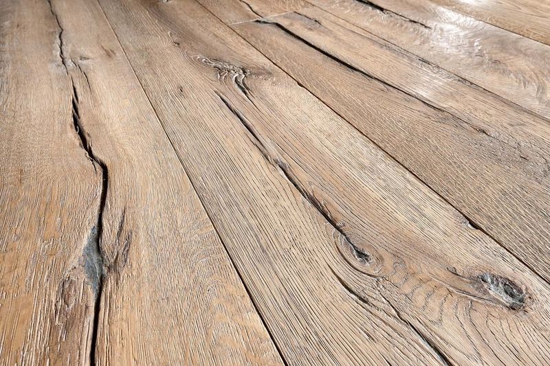 Původní dřevěná podlaha na chalupě může být popraskaná, mít trhliny, spáry. I když je dnes naturální styl v interiéru moderní, jestliže už jeví známky opotřebování, je vhodné ji kompletně zrenovovat, dopřát novou úpravu povrchu. 