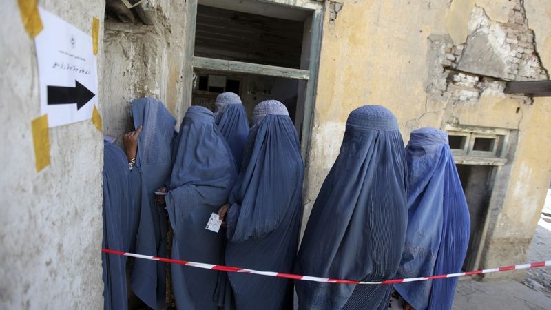 Afghánské ženy před volební místností na kábulské policejní stanici 