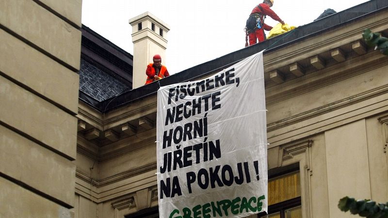 Protest Greenpeace na budově Úřadu vlády