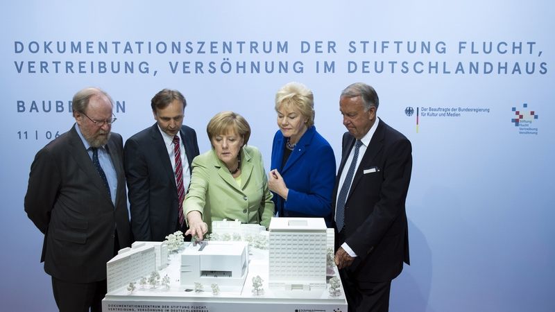 Angela Merkelová (uprostřed) u modelu dokumentačního centra vyhnání. Vedle ní stojí Erika Steinbachová. 