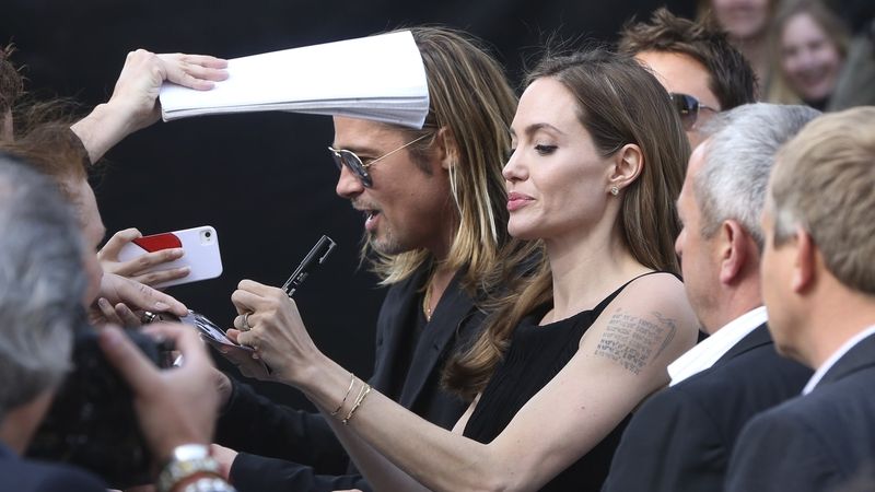 Angelina Jolie se podepisuje na premiéře filmu Světová válka Z 