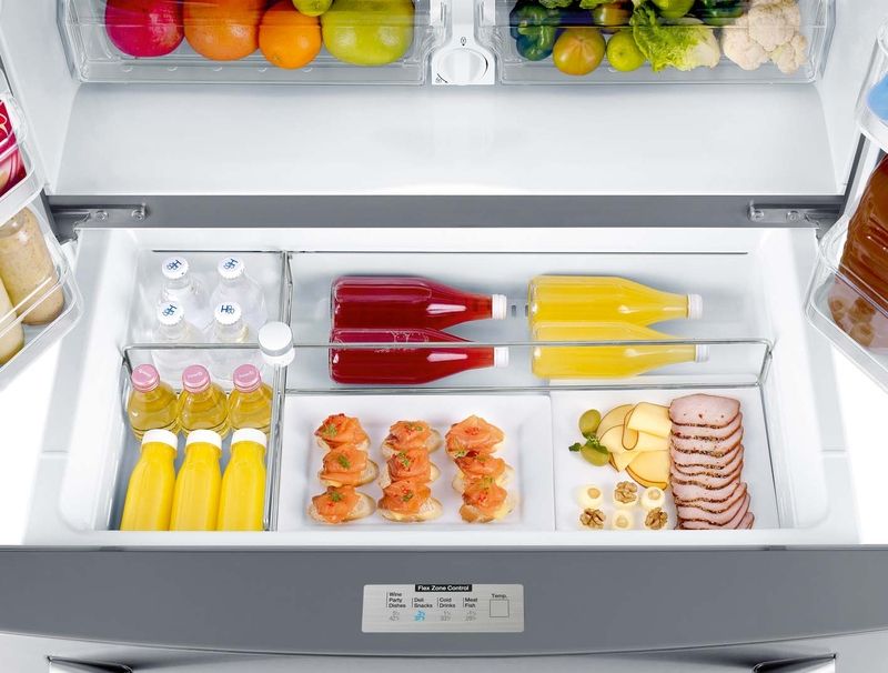 Chladnička vybavená tzv. French Door má samostatnou přihrádku umístěnou ve výši pracovní plochy kuchyňské linky. V přihrádce jsou čtyři přednastavené režimy teploty. 