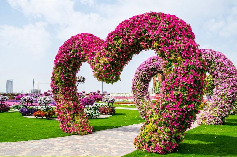 Každá ze sedmi srdcových bran symbolizuje jeden z arabských emirátů.