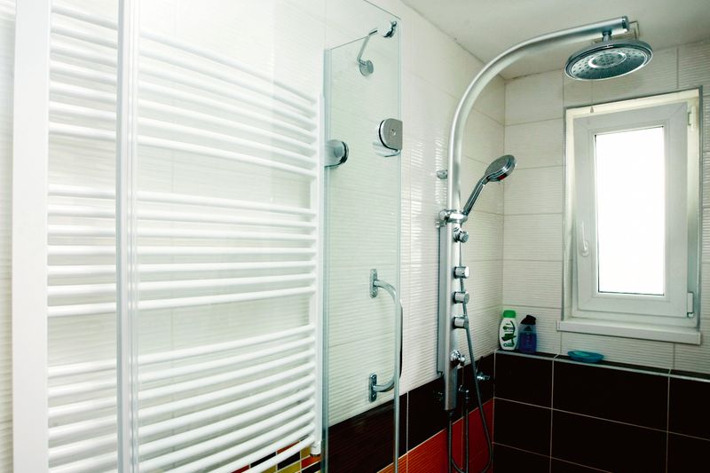 Největší změnou v koupelně je pohodlný vyzděný sprchový kout, který dokonale využil celý prostor výklenku.