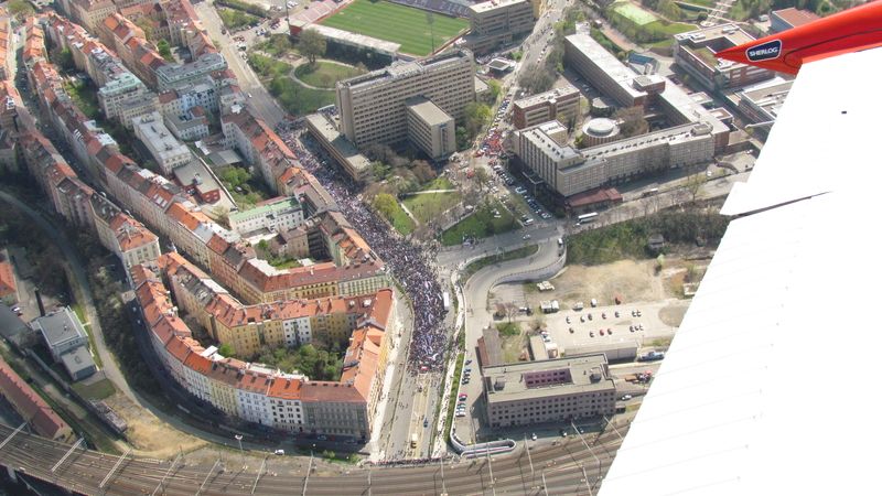 Průvod desetitisíců demonstrantů prochází centrem Prahy.