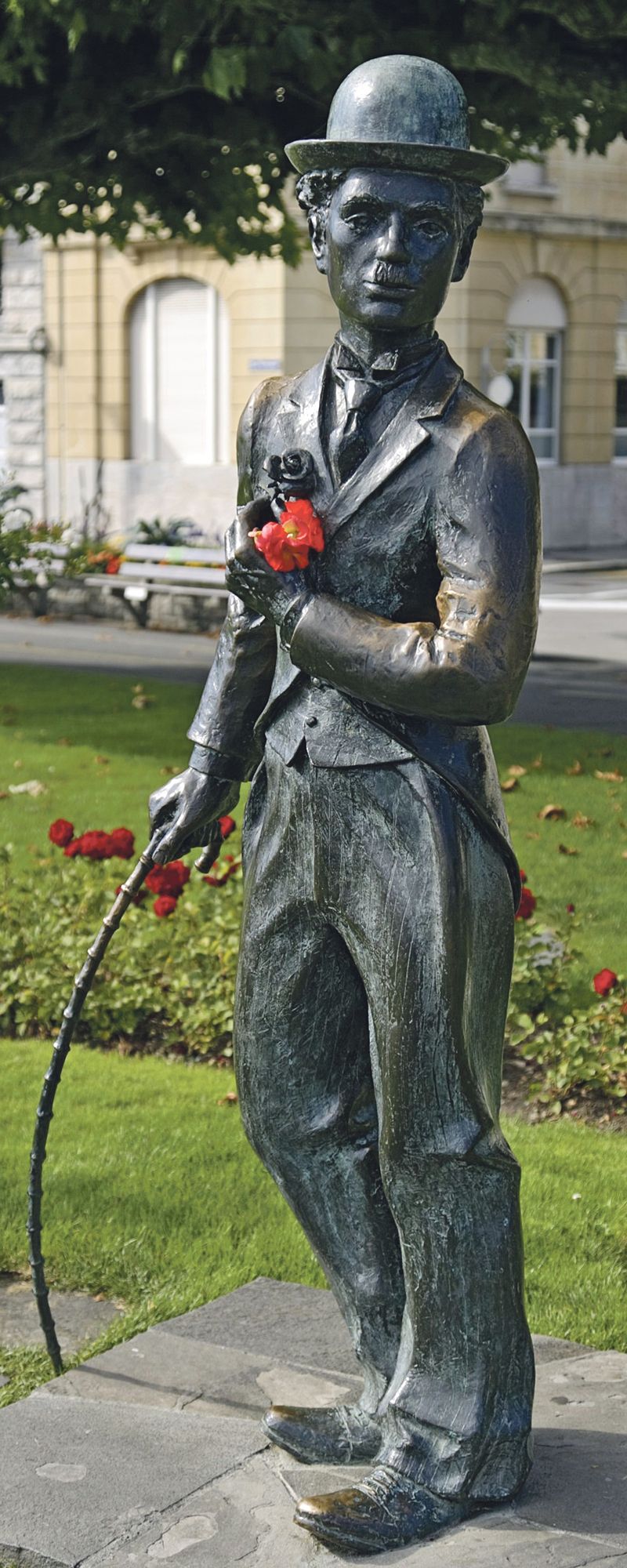 Na promenádě na břehu jezera se nachází socha Charlese Chaplina.