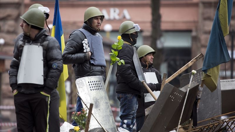 V centru Kyjeva stále zůstávají demonstranti.