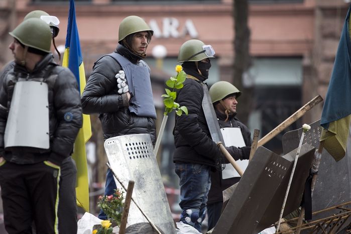 V centru Kyjeva stále zůstávají demonstranti.