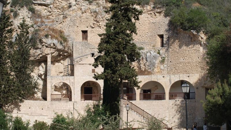 Jeskyně ve středním Kypru, do nichž se roku 1170 uchýlil svatý Neophytos. Kdo se pokloní soše sv. Neophyta a napije z léčivého pramene, uzdraví se z nemoci.