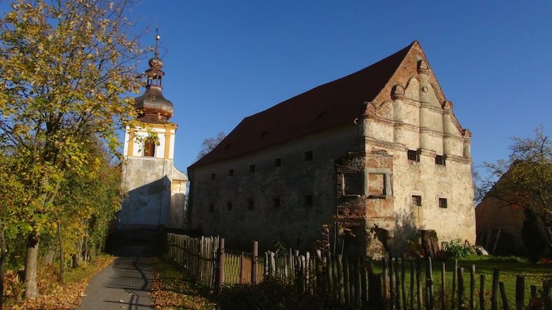 Kadov - tvrz a kostel