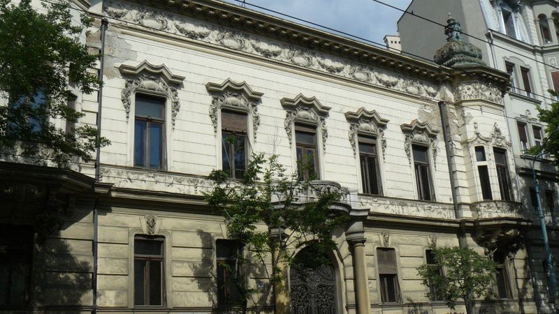 Palác nechal postavit v roce 1890 bratislavský lékárník Felix Pisztory.