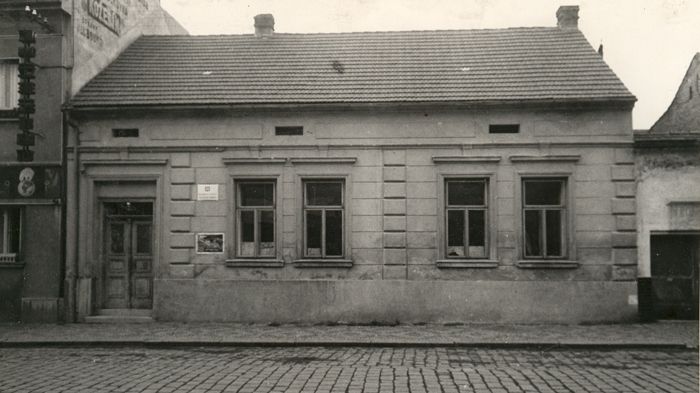 Policejní stanice v Čelákovicích, kde byl Honzátko zavražděn. Záhy po činu byla stanice zrušena.