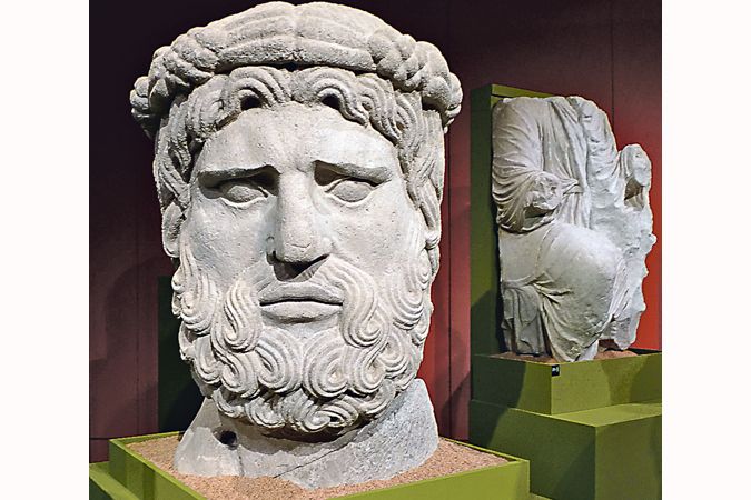 V Mannheimu jsou vystaveny první italské renesanční sochy vytvořené už v době vrcholného středověku – tzv. Zeus či Jupiter z brány v Capui.