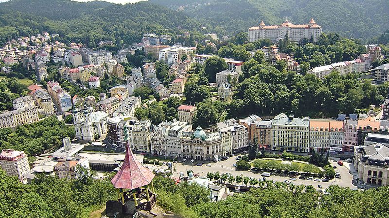 Karlovy Vary z vyhlídky Petra Velikého. 