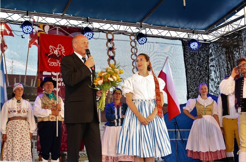 Starosta města Mgr. Rudolf Salvetr poděkoval ředitelce Mezinárodního folklorního festivalu Mgr. Denise Valentové za dosavadní práci